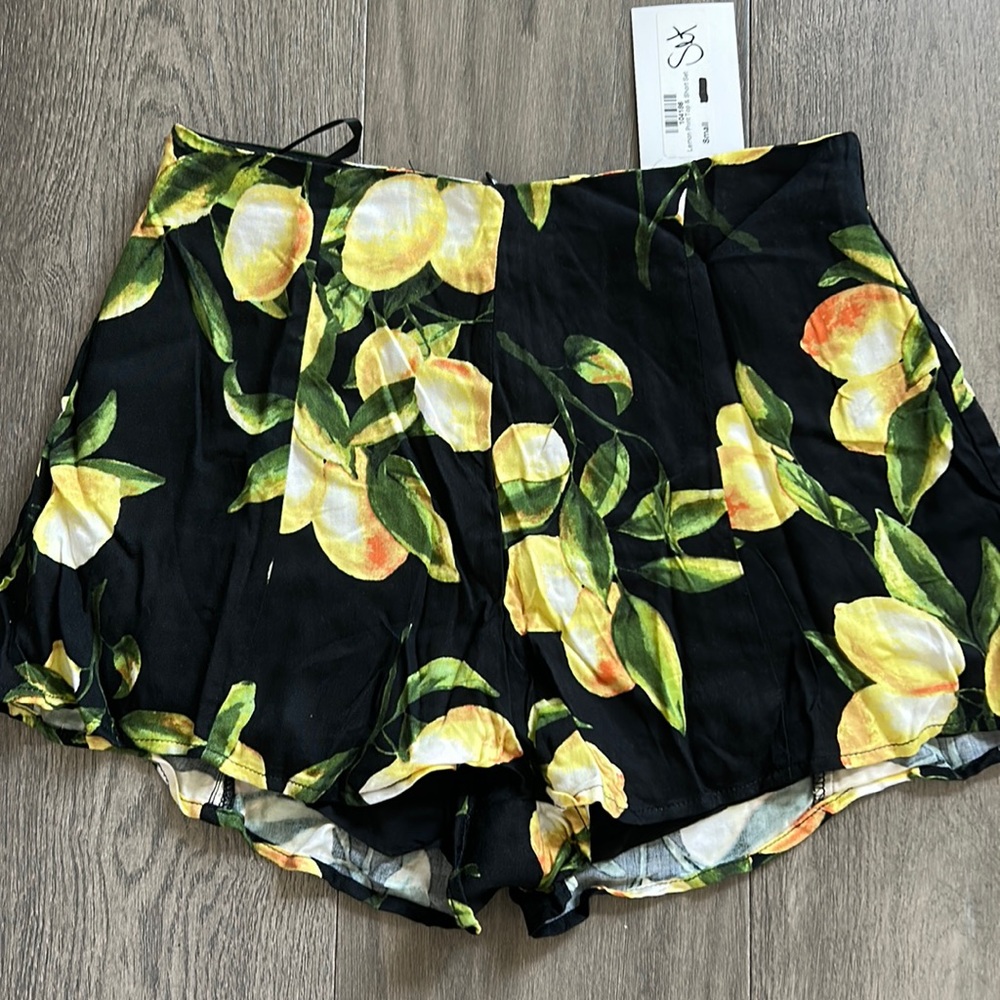 Lemon shorts with zipper in back